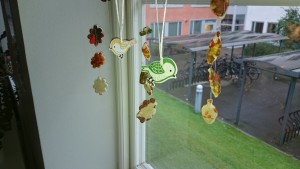 Höstlöven hänger fint i fönstret